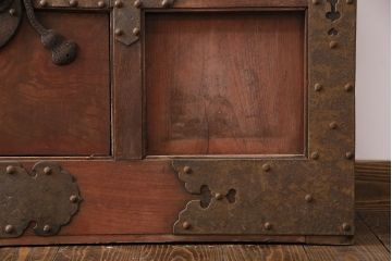 アンティーク建具　最上級品!　富山産　総欅材　立派な金具が目を引く蔵戸(玄関戸、引き戸)(R-049652)