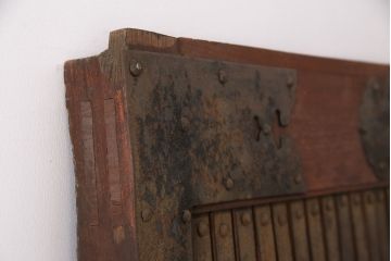 アンティーク建具　最上級品!　富山産　総欅材　立派な金具が目を引く蔵戸(玄関戸、引き戸)(R-049652)