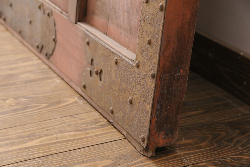 アンティーク建具　最上級品!　富山産　総欅材　立派な金具が目を引く蔵戸(玄関戸、引き戸)(R-049652)