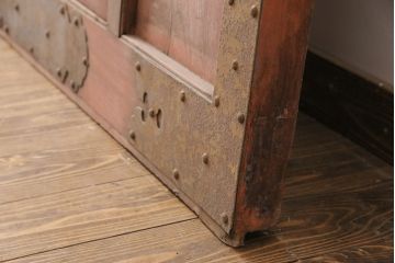 アンティーク建具　最上級品!　富山産　総欅材　立派な金具が目を引く蔵戸(玄関戸、引き戸)(R-049652)