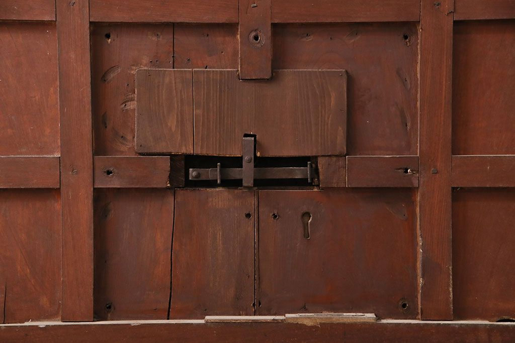 アンティーク建具　最上級品!　富山産　総欅材　立派な金具が目を引く蔵戸(玄関戸、引き戸)(R-049652)