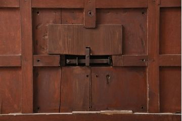 アンティーク建具　最上級品!　富山産　総欅材　立派な金具が目を引く蔵戸(玄関戸、引き戸)(R-049652)