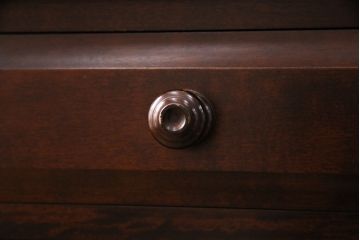 中古　北海道民芸家具　取り入れやすいサイズが嬉しい!落ち着きのある大人の空間を演出するローチェスト(引き出し、ローボード)(R-049653)