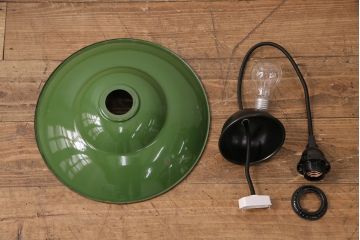 アンティーク照明　昭和レトロ　グリーンカラーが空間のアクセントになるホーロー製天井照明(ペンダントライト、吊り下げ照明、琺瑯)(R-049656)