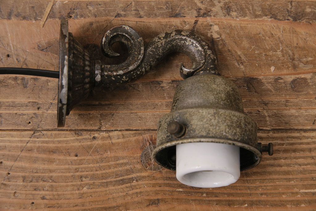 アンティーク照明　昭和中期　ブラケットの風合いが魅力のウォールランプ(壁付け照明、壁掛け照明)(R-049658)