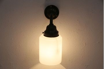 アンティーク照明　昭和初期　ブラケットの風合いとシンプルなシェードがレトロな雰囲気を醸しだすウォールランプ(壁付け照明、壁掛け照明)(R-049659)