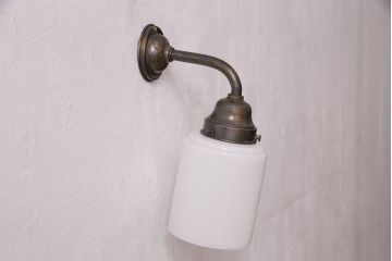 アンティーク照明　昭和初期　ブラケットの風合いとシンプルなシェードがレトロな雰囲気を醸しだすウォールランプ(壁付け照明、壁掛け照明)(R-049659)