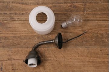 アンティーク照明　昭和初期　ブラケットの風合いとシンプルなシェードがレトロな雰囲気を醸しだすウォールランプ(壁付け照明、壁掛け照明)(R-049659)