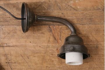 アンティーク照明　昭和初期　ブラケットの風合いとシンプルなシェードがレトロな雰囲気を醸しだすウォールランプ(壁付け照明、壁掛け照明)(R-049659)