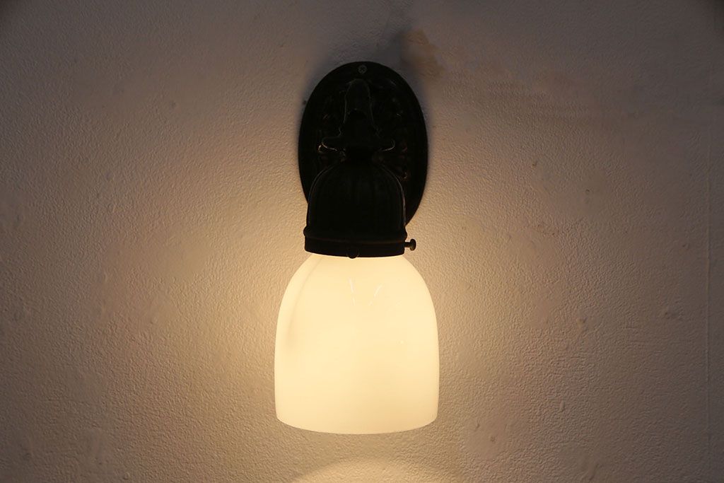 アンティーク照明　昭和初期　ブラケットの風合いとシンプルなシェードがレトロな雰囲気を醸しだすウォールランプ(壁付け照明、壁掛け照明)(R-049660)