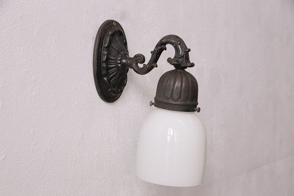 アンティーク照明　昭和初期　ブラケットの風合いとシンプルなシェードがレトロな雰囲気を醸しだすウォールランプ(壁付け照明、壁掛け照明)(R-049660)