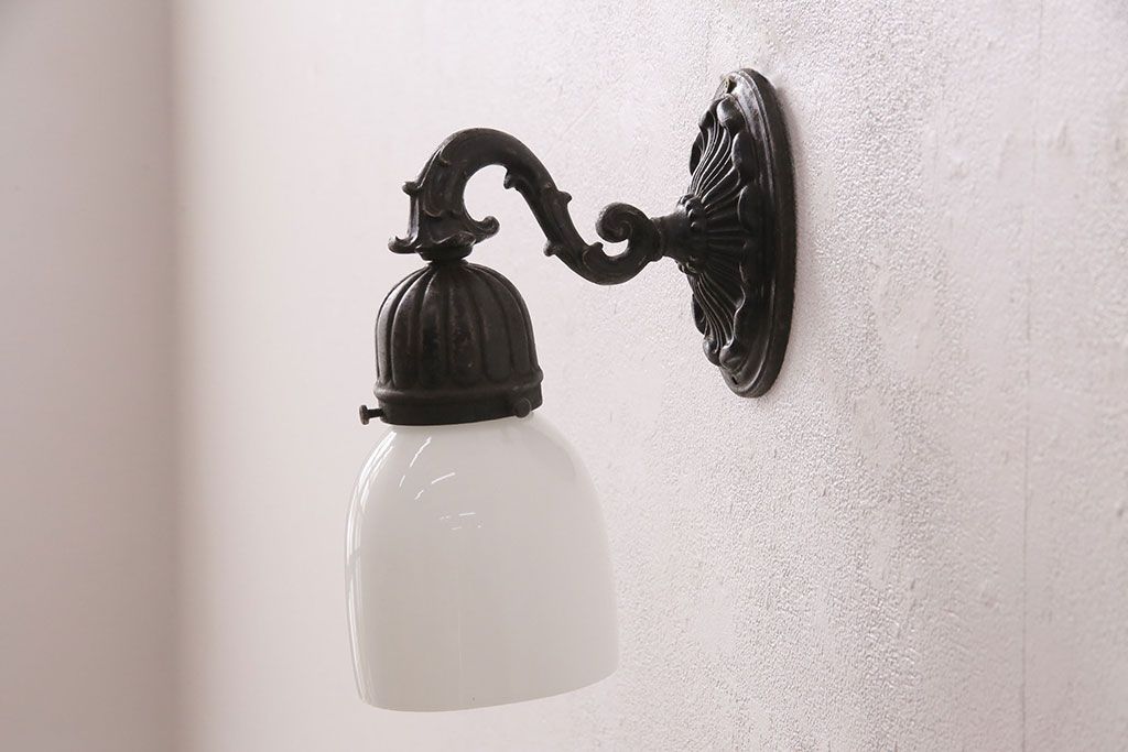 アンティーク照明　昭和初期　ブラケットの風合いとシンプルなシェードがレトロな雰囲気を醸しだすウォールランプ(壁付け照明、壁掛け照明)(R-049660)