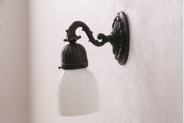 アンティーク照明　昭和初期　ブラケットの風合いとシンプルなシェードがレトロな雰囲気を醸しだすウォールランプ(壁付け照明、壁掛け照明)(R-049660)