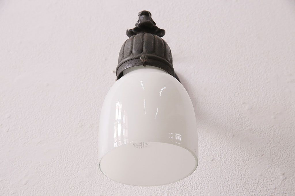 アンティーク照明　昭和初期　ブラケットの風合いとシンプルなシェードがレトロな雰囲気を醸しだすウォールランプ(壁付け照明、壁掛け照明)(R-049660)