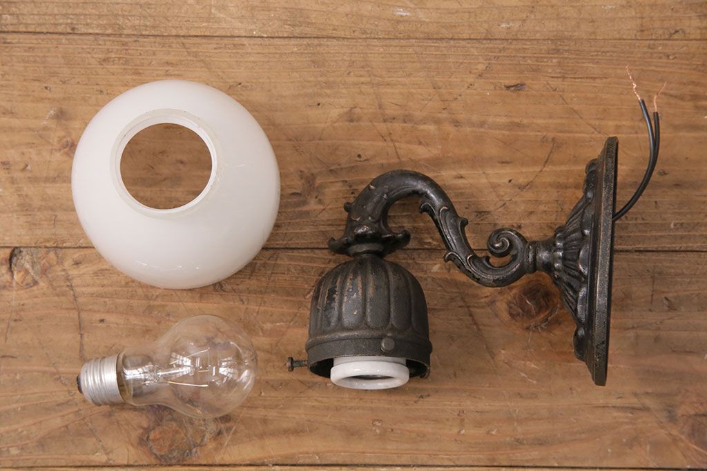 アンティーク照明　昭和初期　ブラケットの風合いとシンプルなシェードがレトロな雰囲気を醸しだすウォールランプ(壁付け照明、壁掛け照明)(R-049660)