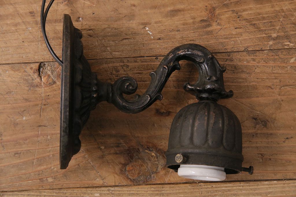 アンティーク照明　昭和初期　ブラケットの風合いとシンプルなシェードがレトロな雰囲気を醸しだすウォールランプ(壁付け照明、壁掛け照明)(R-049660)