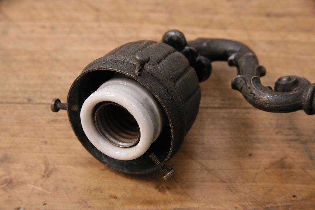 アンティーク照明　昭和初期　ブラケットの風合いとシンプルなシェードがレトロな雰囲気を醸しだすウォールランプ(壁付け照明、壁掛け照明)(R-049660)