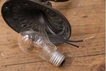 アンティーク照明　昭和初期　ブラケットの風合いとシンプルなシェードがレトロな雰囲気を醸しだすウォールランプ(壁付け照明、壁掛け照明)(R-049660)