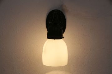 アンティーク照明　昭和初期　ブラケットの風合いとシンプルなシェードがレトロな雰囲気を醸しだすウォールランプ(壁付け照明、壁掛け照明)(R-049660)