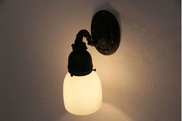 アンティーク照明　昭和初期　ブラケットの風合いとシンプルなシェードがレトロな雰囲気を醸しだすウォールランプ(壁付け照明、壁掛け照明)(R-049660)