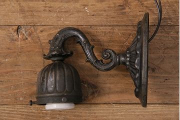 アンティーク照明　昭和初期　ブラケットの風合いとシンプルなシェードがレトロな雰囲気を醸しだすウォールランプ(壁付け照明、壁掛け照明)(R-049660)