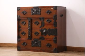 中古　民芸家具　閂(かんぬき)付き　波のような木目と飾り金具が目を引く整理箪笥(引き出し、衣装箪笥、時代箪笥)(R-049669)