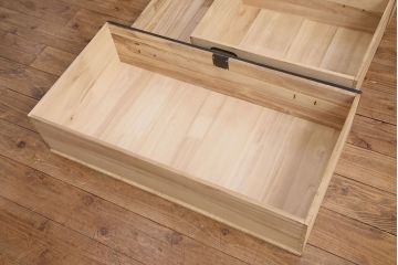 中古　民芸家具　閂(かんぬき)付き　波のような木目と飾り金具が目を引く整理箪笥(引き出し、衣装箪笥、時代箪笥)(R-049669)