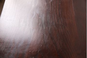 中古　民芸家具　閂(かんぬき)付き　波のような木目と飾り金具が目を引く整理箪笥(引き出し、衣装箪笥、時代箪笥)(R-049669)