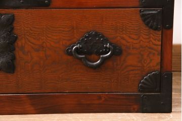 中古　民芸家具　閂(かんぬき)付き　波のような木目と飾り金具が目を引く整理箪笥(引き出し、衣装箪笥、時代箪笥)(R-049669)