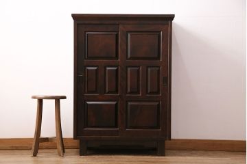 中古　北海道民芸家具　シックなデザインで大人の落ち着きのある佇まいが魅力的な下駄箱(靴箱、戸棚、収納棚)(R-049671)