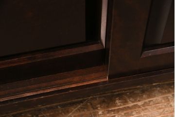 中古　北海道民芸家具　シックなデザインで大人の落ち着きのある佇まいが魅力的な下駄箱(靴箱、戸棚、収納棚)(R-049671)