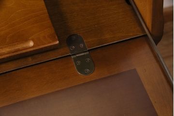 中古　美品　カリモク家具(karimoku)　コロニアルシリーズ　クラシカルな佇まいが魅力のライティングビューロー(簿記机、在宅ワーク、在宅用ワークデスク)(R-049685)