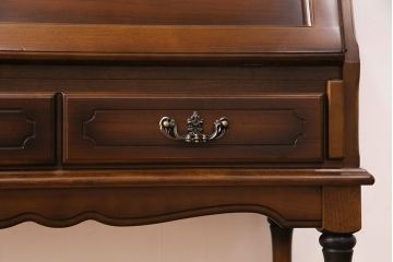 中古　美品　カリモク家具(karimoku)　コロニアルシリーズ　クラシカルな佇まいが魅力のライティングビューロー(簿記机、在宅ワーク、在宅用ワークデスク)(R-049685)