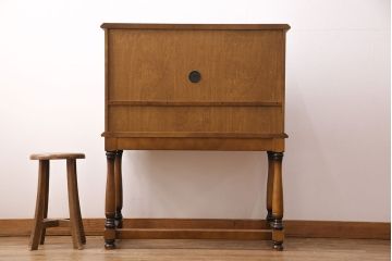 中古　美品　カリモク家具(karimoku)　コロニアルシリーズ　クラシカルな佇まいが魅力のライティングビューロー(簿記机、在宅ワーク、在宅用ワークデスク)(R-049685)