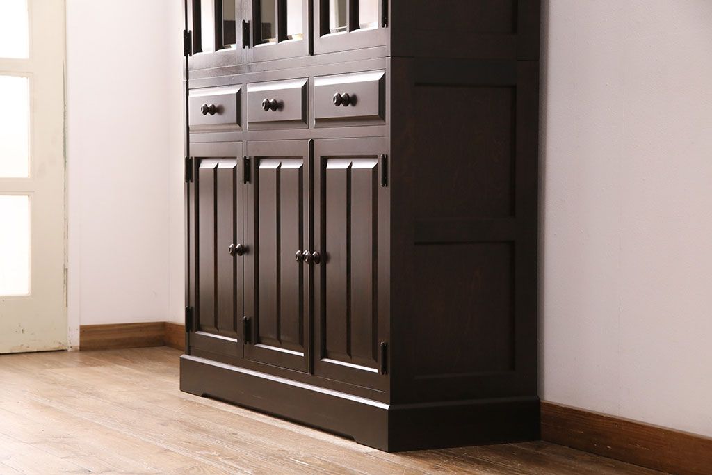 中古　北海道民芸家具　HM165K　高級感漂う上品な佇まいの食器棚(飾り棚、収納棚、カップボード、キャビネット)(定価約43万円)(R-049687)