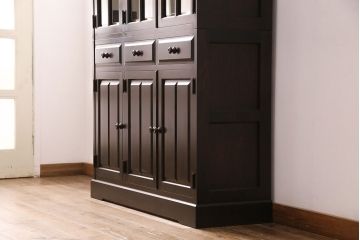 中古　北海道民芸家具　HM165K　高級感漂う上品な佇まいの食器棚(飾り棚、収納棚、カップボード、キャビネット)(定価約43万円)(R-049687)