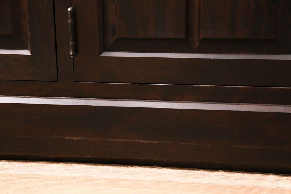 中古　北海道民芸家具　HM165K　高級感漂う上品な佇まいの食器棚(飾り棚、収納棚、カップボード、キャビネット)(定価約43万円)(R-049687)