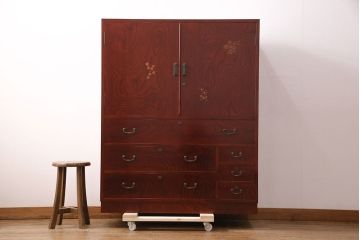 中古　美品　国産　前面・側面ケヤキ材　三種の花柄が可愛らしい雰囲気を醸しだす桐箪笥(衣装箪笥、着物箪笥、引き出し、桐たんす)(R-049690)