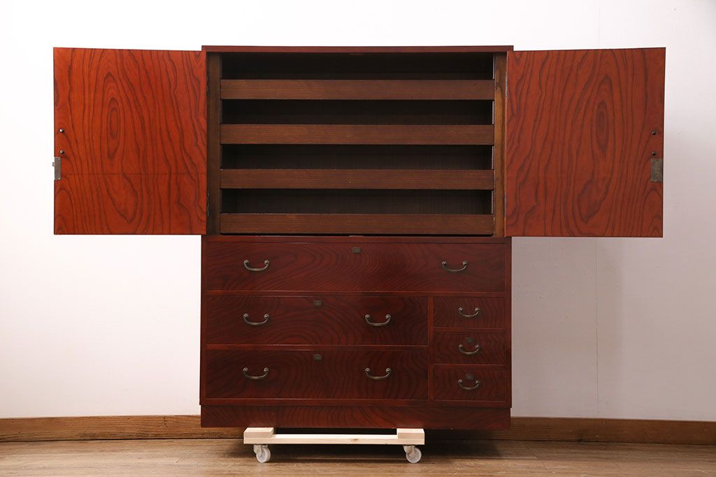 中古　美品　国産　前面・側面ケヤキ材　三種の花柄が可愛らしい雰囲気を醸しだす桐箪笥(衣装箪笥、着物箪笥、引き出し、桐たんす)(R-049690)