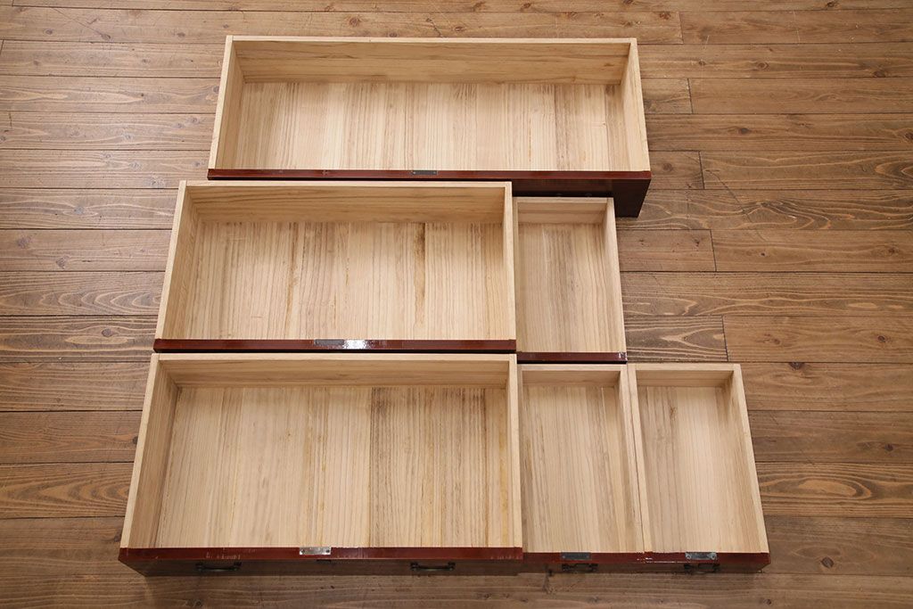 中古　美品　国産　前面・側面ケヤキ材　三種の花柄が可愛らしい雰囲気を醸しだす桐箪笥(衣装箪笥、着物箪笥、引き出し、桐たんす)(R-049690)