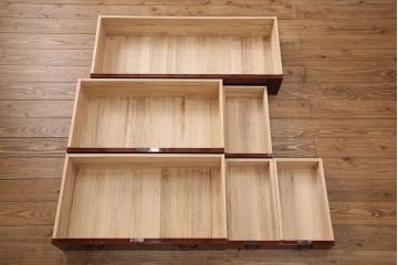 中古　美品　国産　前面・側面ケヤキ材　三種の花柄が可愛らしい雰囲気を醸しだす桐箪笥(衣装箪笥、着物箪笥、引き出し、桐たんす)(R-049690)