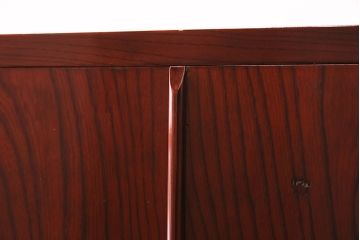 中古　美品　国産　前面・側面ケヤキ材　三種の花柄が可愛らしい雰囲気を醸しだす桐箪笥(衣装箪笥、着物箪笥、引き出し、桐たんす)(R-049690)