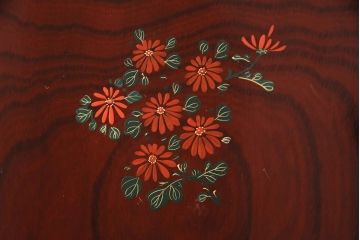 中古　美品　国産　前面・側面ケヤキ材　三種の花柄が可愛らしい雰囲気を醸しだす桐箪笥(衣装箪笥、着物箪笥、引き出し、桐たんす)(R-049690)