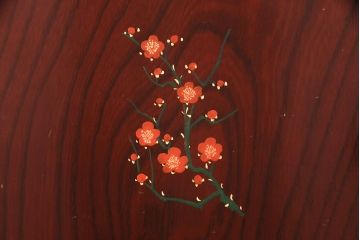 中古　美品　国産　前面・側面ケヤキ材　三種の花柄が可愛らしい雰囲気を醸しだす桐箪笥(衣装箪笥、着物箪笥、引き出し、桐たんす)(R-049690)