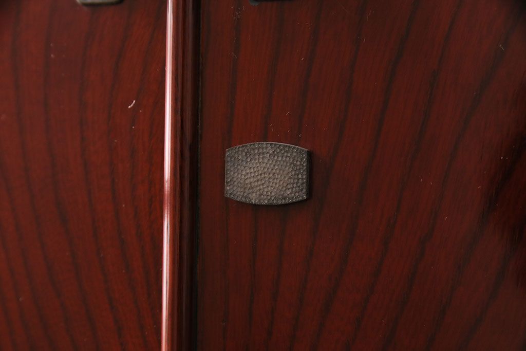 中古　美品　国産　前面・側面ケヤキ材　三種の花柄が可愛らしい雰囲気を醸しだす桐箪笥(衣装箪笥、着物箪笥、引き出し、桐たんす)(R-049690)