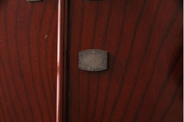 中古　美品　国産　前面・側面ケヤキ材　三種の花柄が可愛らしい雰囲気を醸しだす桐箪笥(衣装箪笥、着物箪笥、引き出し、桐たんす)(R-049690)