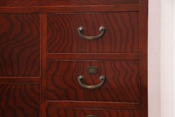 中古　美品　国産　前面・側面ケヤキ材　三種の花柄が可愛らしい雰囲気を醸しだす桐箪笥(衣装箪笥、着物箪笥、引き出し、桐たんす)(R-049690)