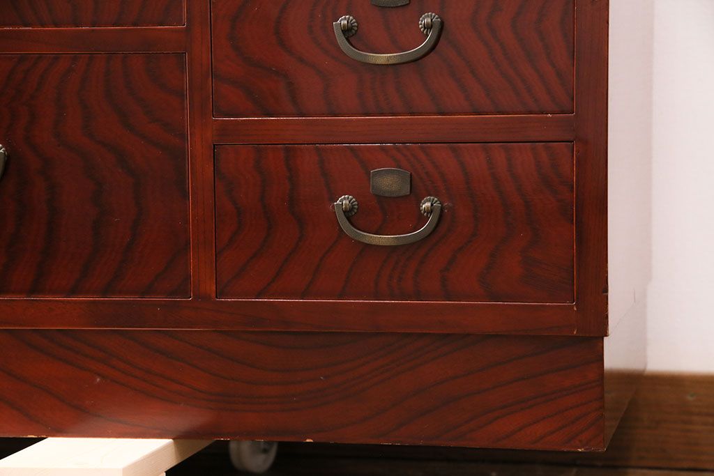 中古　美品　国産　前面・側面ケヤキ材　三種の花柄が可愛らしい雰囲気を醸しだす桐箪笥(衣装箪笥、着物箪笥、引き出し、桐たんす)(R-049690)