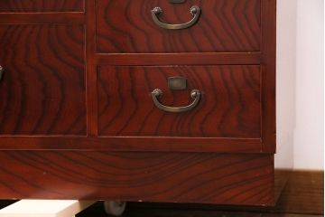 中古　美品　国産　前面・側面ケヤキ材　三種の花柄が可愛らしい雰囲気を醸しだす桐箪笥(衣装箪笥、着物箪笥、引き出し、桐たんす)(R-049690)