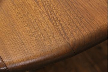 ヴィンテージ家具　美品　イギリス　ERCOL(アーコール)　ニレ材　挽き物の脚が目を引くバタフライテーブル(センターテーブル、ラウンドテーブル、ビンテージ)(R-049692)